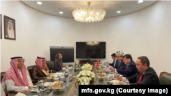 Кыргыз Республикасынын тышкы иштер министринин орун басары Азизбек Мадмаров менен Сауд Арабиясынын тышкы иштер министринин биринчи орун басары Валид Аль-Хурейжинин жолугушуусу.  Эр-Рияд шаары, 7-ноябрь, 2022-жыл.