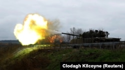 Українські війська ведуть вогонь із трофейного російського танка T-80 поблизу Бахмута, 6 листопада 2022 року