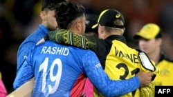 راشد خان با یکی از اعضای تیم کریکت آسترالیا