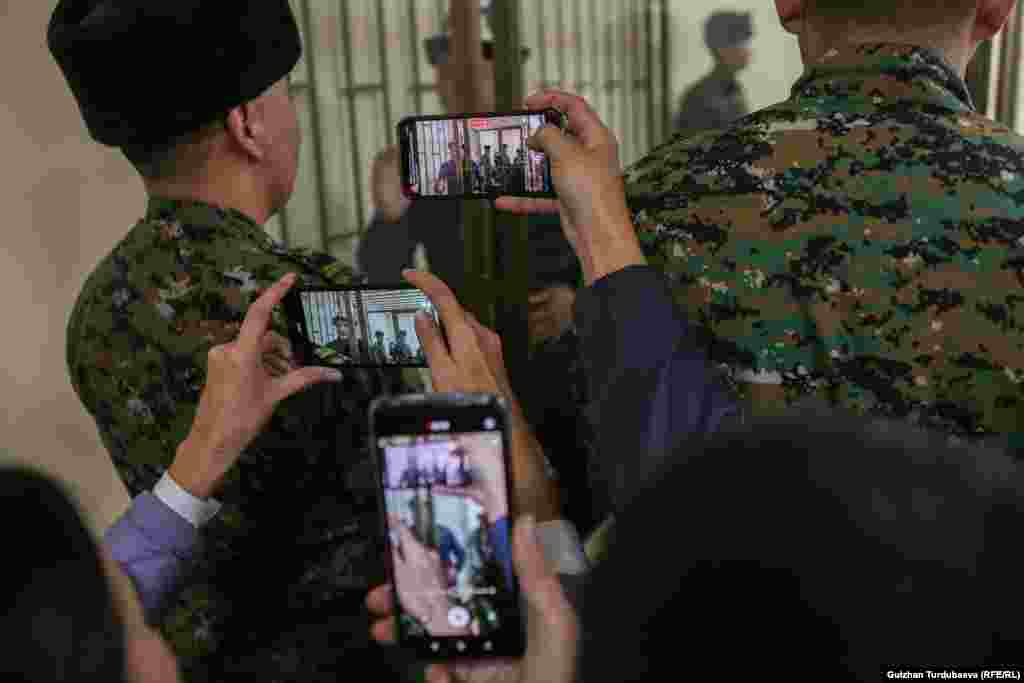 Сот отурумдары ачык өтүп, анын жүрүшүнө журнаисттер көз салууда.&nbsp;