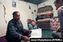 Алдакул аксакал ырларын жердешине көрсөтүп жатат