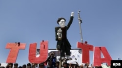 هزاران تن زیر نام جنبش روشنایی در اعتراض به انتقال برق ۵۰۰ کیلو ولت در کابل گردهمایی کردند.