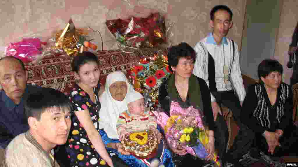 Сахан Досова 130 жашка чыкты - Сахан чоң эне жакындары менен.