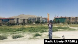 سمیع‌الله نوجوان افغان حین کریکت در چمن حضوری در کابل