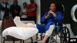 عمران خان صدراعظم پیشین پاکستان که در نتیجه تیر اندازی یک فرد مهاجم در ماه گذشته در نزدیکی اسلام آباد از ناحیه پا زخم برداشت.