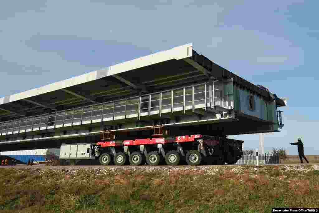 Перевозка новой секции моста 7 ноября