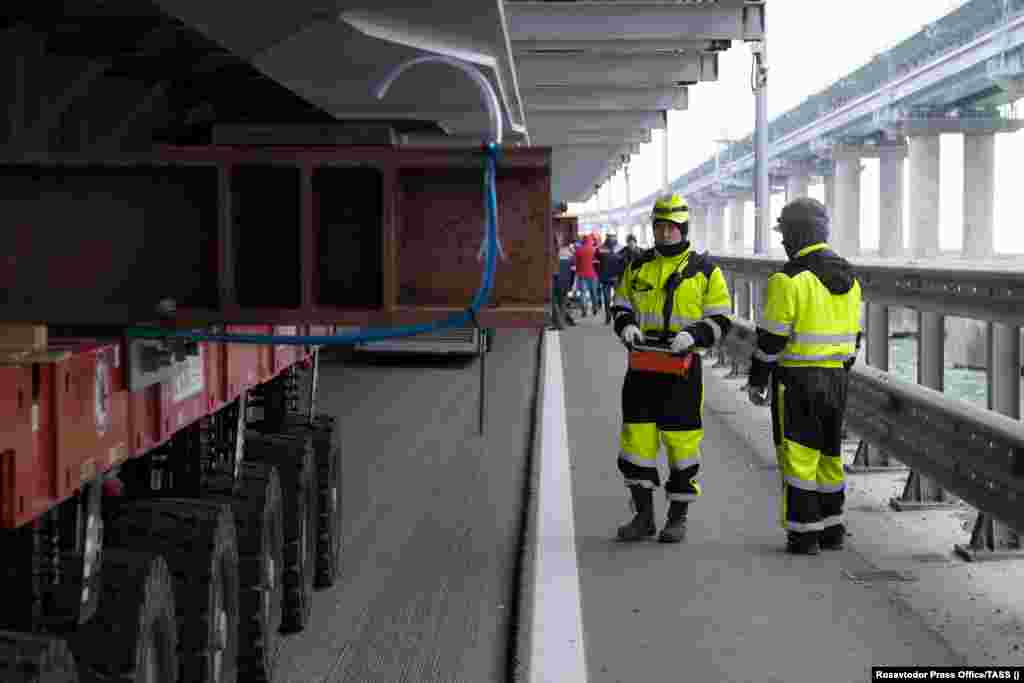 По подсчетам, 19-километровый мост через Керченский пролив обошелся в 3,6 миллиарда долларов и был построен фирмой, принадлежащей Аркадию Ротенбергу, другу детства Путина и одному из самых богатых олигархов России