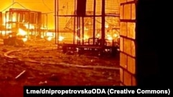 Рятувальники продовжують розбирати завали після ракетного удару (фото ілюстративне)