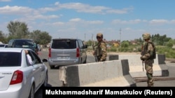 Өзбекстандын күч түзүмдөрү жолду кайтарууда. Нукус, Каракалпакстан, 6 июль 2022 жыл.