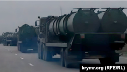 Колона російської техніки з пусковими контейнерами для ЗРК С-300 у Криму
