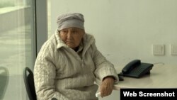 Ұлын үйқамаққа ауыстыруды сұрап, Алматы қалалық прокуратурасына келген Қосай Маханбаевтың анасы Қаташ Шоланова. 3 қараша 2022 жыл. Скриншот.