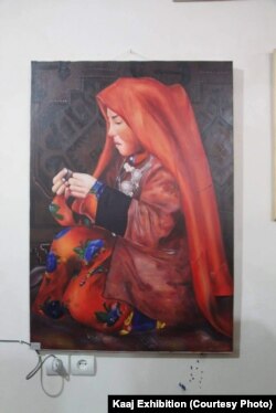 یکی از نقاشی های که به یادبود از قربانیان مرکز آموزشی کاج در یک نمایشگاه در شهر کابل به نمایش گذاشته شده است