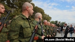 Мобилизациялангандарды диний жөрөлгөдөн өткөрүү учуру. Иллюстрациялык сүрөт.