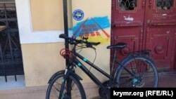 Промовисті графіті та наклейка. Батумі