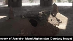 مقبرهٔ ملا نقیب الله در ولایت کندهار که گفته میشود توسط طالبان قسمآ تخریب شده است