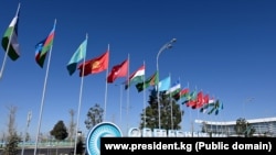 بیرق های برخی از کشور های منطقه که درکنفرانس سمرقند حضور یافته اند.