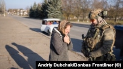 Украин аскери жана Херсондун тургуну.