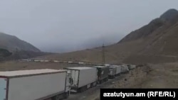 Բեռնատարներ Լարսի անցակետում, արխիվ