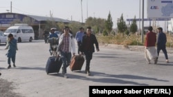 تعدادی از جوانان افغان که با وجود مشکلات در ایران و برخورد نادرست نیروهای آن کشور در برابر مهاجرین٬ برای کار یابی به شهر های مختلف ایران می روند. 