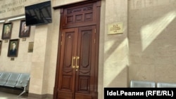 Зал заседаний в Верховном суде РТ, где с участием присяжных рассматривается дело обвиняемых в убийстве темнокожего студента. Во время заседаний съемка запрещена