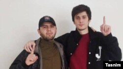 Власти Ирана обвиняют Комрони Субхона (справа) в нападении на мавзолей в Ширазе. Фото с сайта агентства "Тасним"