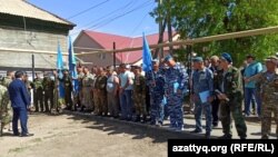 Облыстық әскери комиссия алдында жиналған топ. 7 маусым 2021 жыл.
