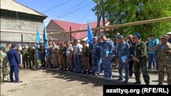 Участники акции в Уральске, добивающиеся признания факта их участия в урегулировании конфликта вокруг Нагорного Карабаха в 1980–90-х годах. Уральск, 7 июня 2021 года.