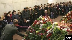 Цветы на месте теракта на станции метро "Лубянка", Москва, март 2010 г.