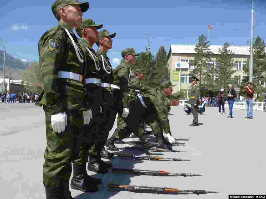 КР өкмөтүнүн 2001-жылдын 24-сентябрындагы Нарын чек ара кошуунуна кыргыз элинин атагы чыккан Тайлак Баатырдын ысмы ыйгарылган.