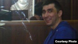 Гражданский активист Вадим Курамшин,  обвиняемый в вымогательстве, в зале суда. Тараз, 2 мая 2012 года. 
