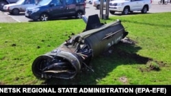 Фрагмент ракети «Точка-У» з написом російською мовою «За детей» на території залізничному вокзалу в Краматорську, 8 квітня 2022 року