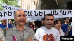 Օրինագծի դեմ բողոքող ցուցարարները Կառավարության նիստերի դահլիճի մուտքի մոտ: