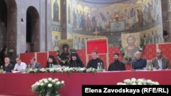 Давид Сарсания не единственный клирик ГПЦ в Абхазии, грузинским клириком является и управляющий Абхазской православной церковью о. Виссарион (Пилия)