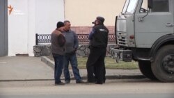 Робота поліцейських у Полтаві: водії три години боялися вийти до своїх вантажівок (відео)