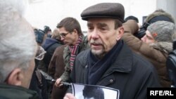 Лев Пономарев на месте убийства адвоката Станислава Маркелова