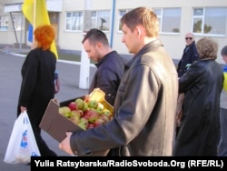 Дніпропетровські активісти допомагають військовим, 31 березня 2014 року