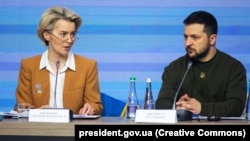 Ýewropa Komissiýasynyň prezidenti Ursula fon der Leýen (çepde) we Ukrainanyň prezidenti Wolodymyr Zelenskiý ukrain hökümeti bilen Ýewropa Komissiýasynyň bilelikdäki ýygnagyna gatnaşýar. 2-nji fewral, 2023 ý.