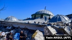 Жер титирөөнүн айынан миңдеген адам үй-жайсыз калды.