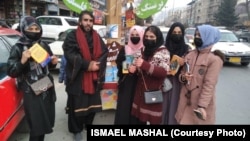 استاد اسماعیل مشعل در حمایت از زنان و دختران دانش آموز در کابل به آنان کتاب های رایگان توزیع می کرد