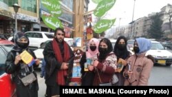 استاد اسماعیل در یک حرکت مدنی در کابل برای مردم به ویژه دختران و پسران کتاب های رایگان توزیع می کرد