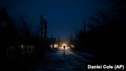 Російські війська активно обстрілювали енергетичну інфраструктуру України протягом зими 2022-2023 року. На фото: ело Количівка на Чернігівщині під час відключень свтіла, 1 лютого 2023 року