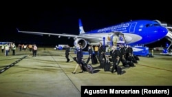 "Международный аэропорт имени Министра Пистарини" ( он же "Эсейса") – крупнейший аэропорт Аргентины, расположенный в зоне "Большого Буэнос-Айреса". Через него подавляющее число иностранцев и попадает в страну