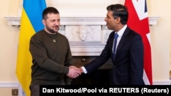 Президент України Володимир Зеленський (ліворуч) і прем’єр-міністр Великої Британії Ріші Сунак. Лондон, 8 лютого 2023 року