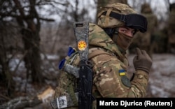 Боєць 3-ї окремої штурмової бригади (раніше ССО «Азов») ЗСУ готується до ведення вогню по російських позиціях поблизу Бахмуту на Донеччині, 6 лютого 2023 року