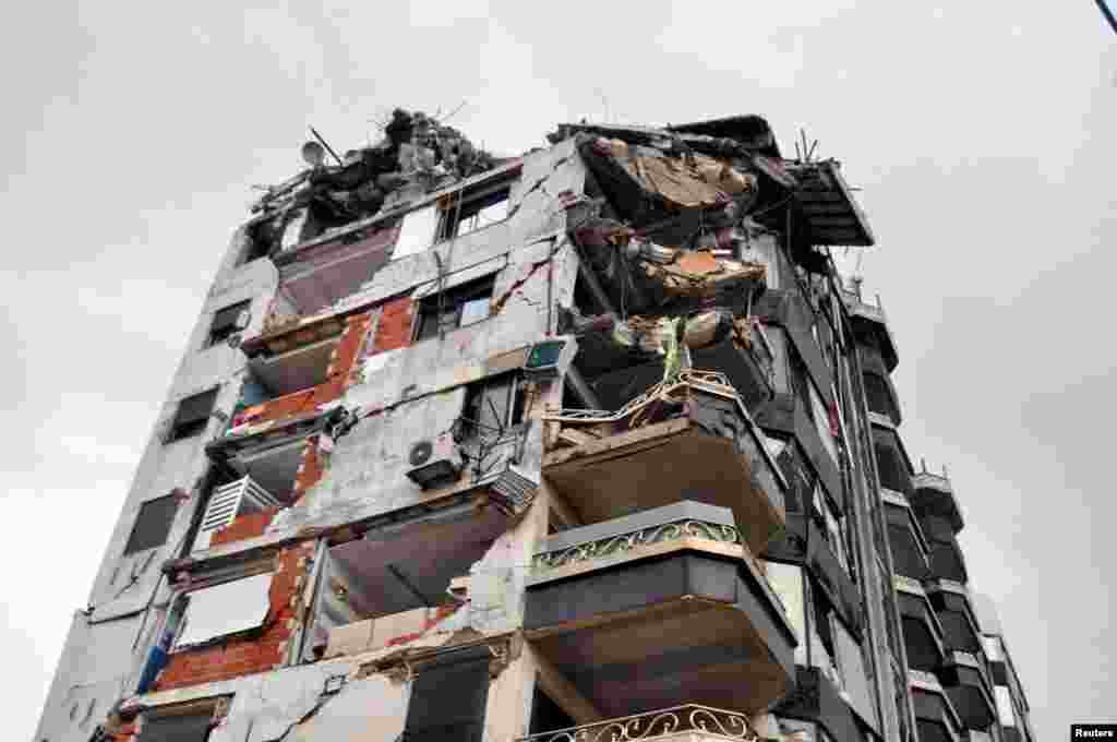 Вид на повреждённое здание после землетрясения в Латакии, Сирия