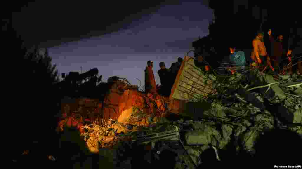 Төркиянең Адана шәһәрендә коткаручылар&nbsp;хәрабәләр арасында исән калганнарны эзләп төне буе йөреп чыкты.