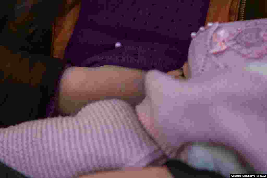 &quot;Пандемия болбогондо баары башкача болмок деп ойлой берем. Күйөөмө кайтпайт болчумун. Азыр эми үчүнчү кызым төрөлдү&quot;.