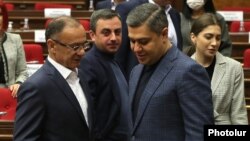 «Հայաստան» և «Պատիվ ունեմ» խմբակցությունների ղեկավարներ Սեյրան Օհանյանն ու Արթուր Վանեցյանը խորհրդարանի դահլիճում, արխիվ