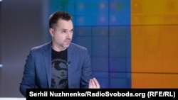 «Позиція наша приблизно зрозуміла: жодних умов і ультиматумів», – додав він