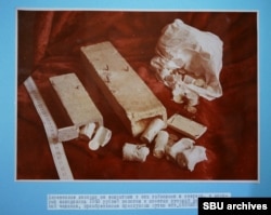 Фото: Видовбані колоди, в яких були заховані сувої золотих монет царської епохи